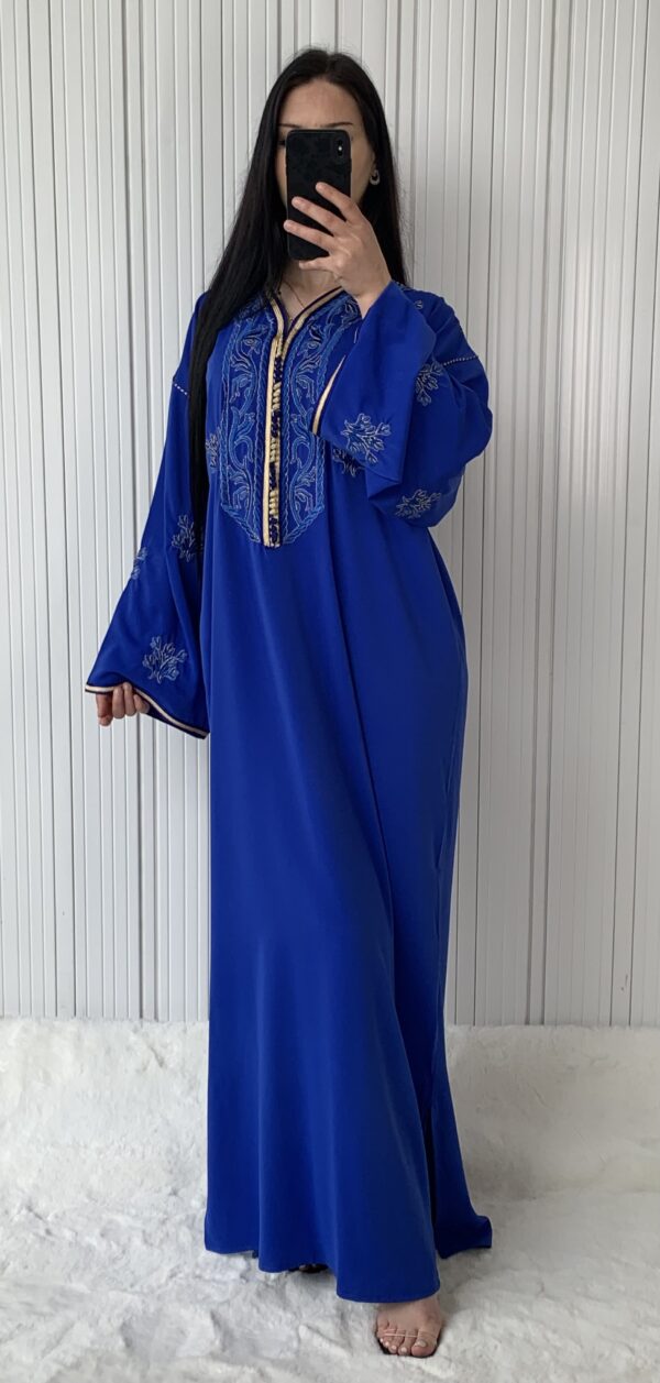 CAFTAN BRODÉ EN CRÊPE DE SOIE